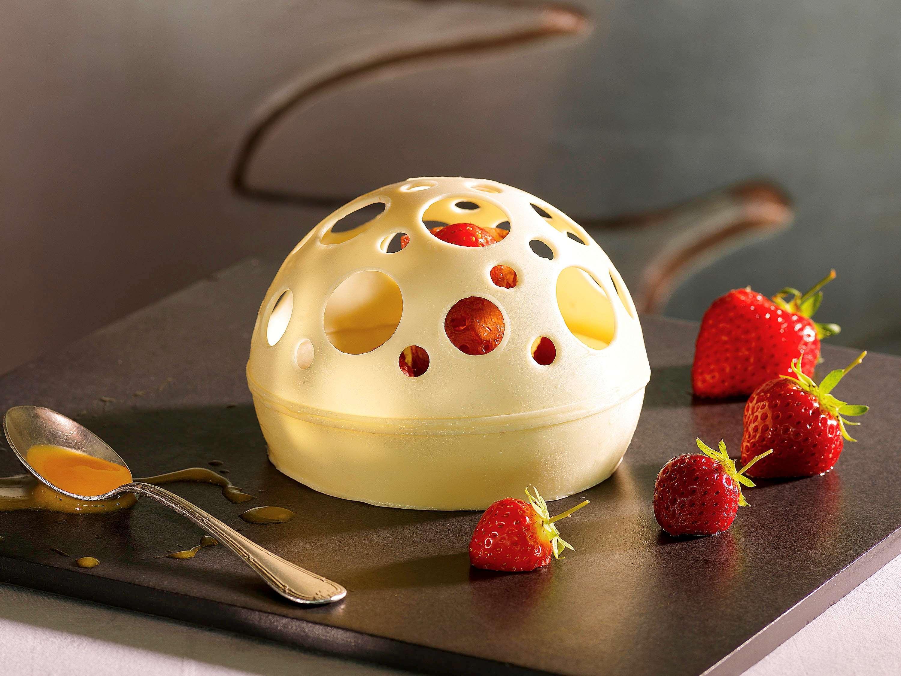 Готель Sofitel Lyon Bellecour Екстер'єр фото A strawberry bell