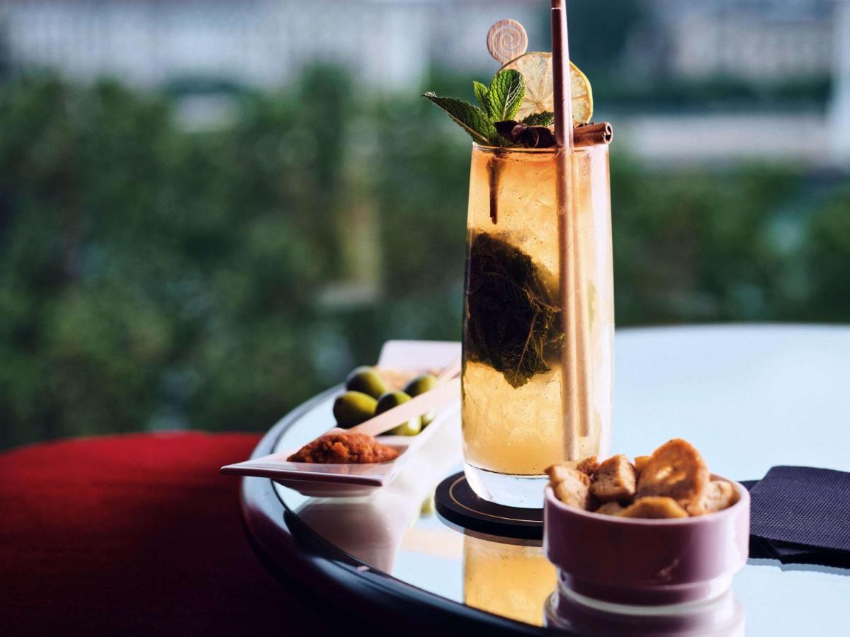 Готель Sofitel Lyon Bellecour Екстер'єр фото A cocktail at the bar