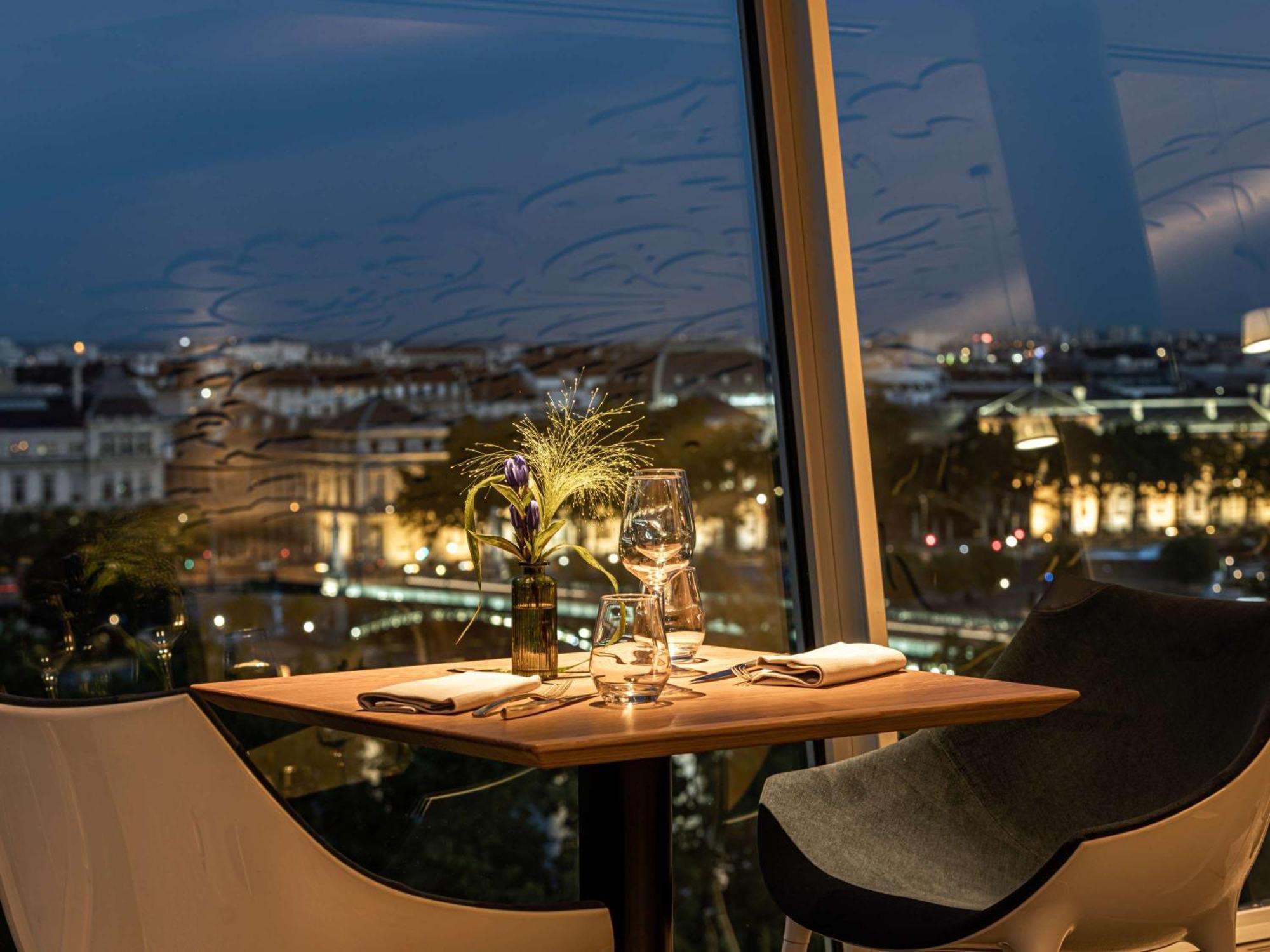 Готель Sofitel Lyon Bellecour Екстер'єр фото View from the restaurant