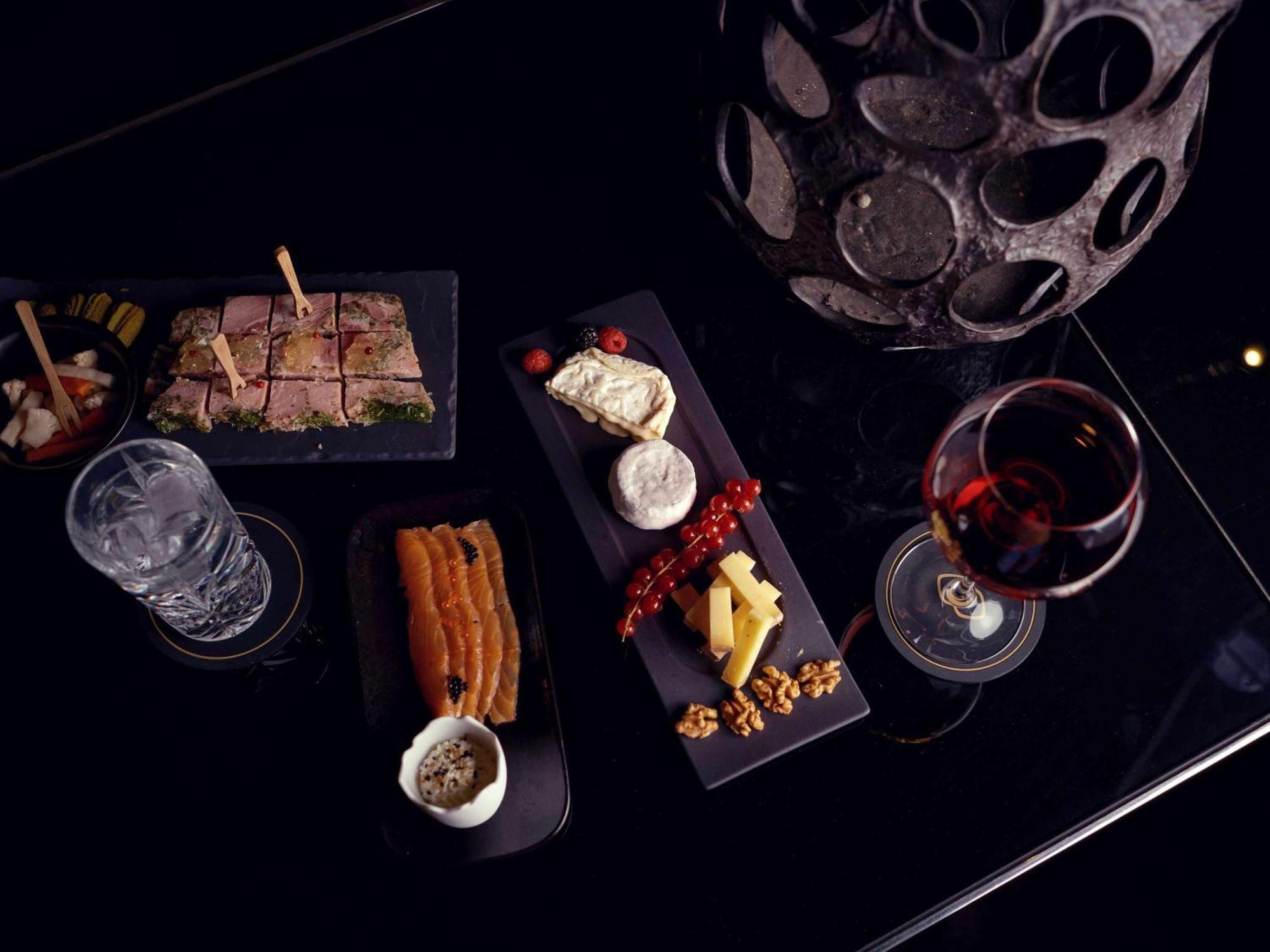 Готель Sofitel Lyon Bellecour Екстер'єр фото A selection of cheese and wine