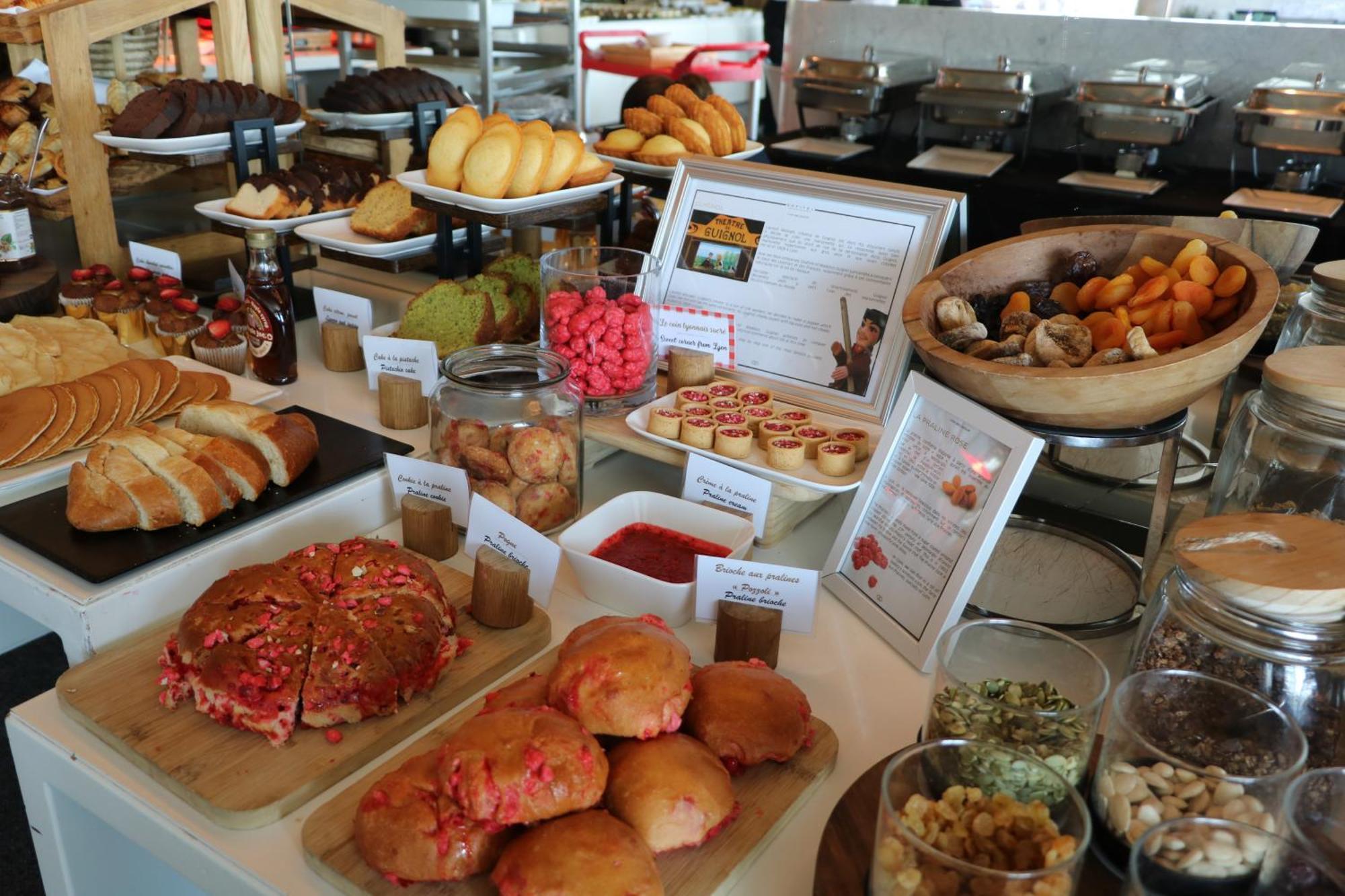 Готель Sofitel Lyon Bellecour Екстер'єр фото A selection of pastries at a buffet
