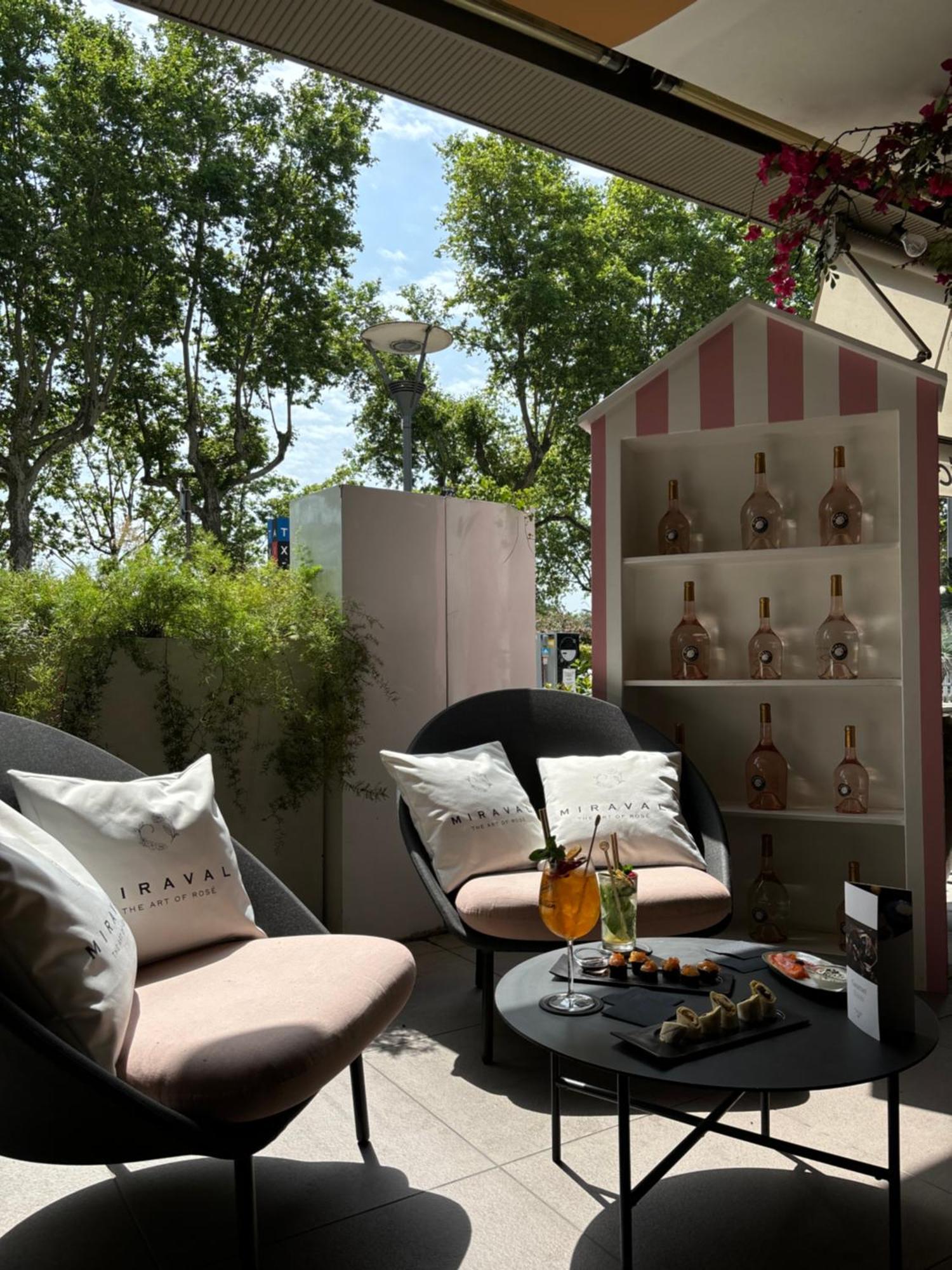 Готель Sofitel Lyon Bellecour Екстер'єр фото A cocktail at the Miramar Beach Club