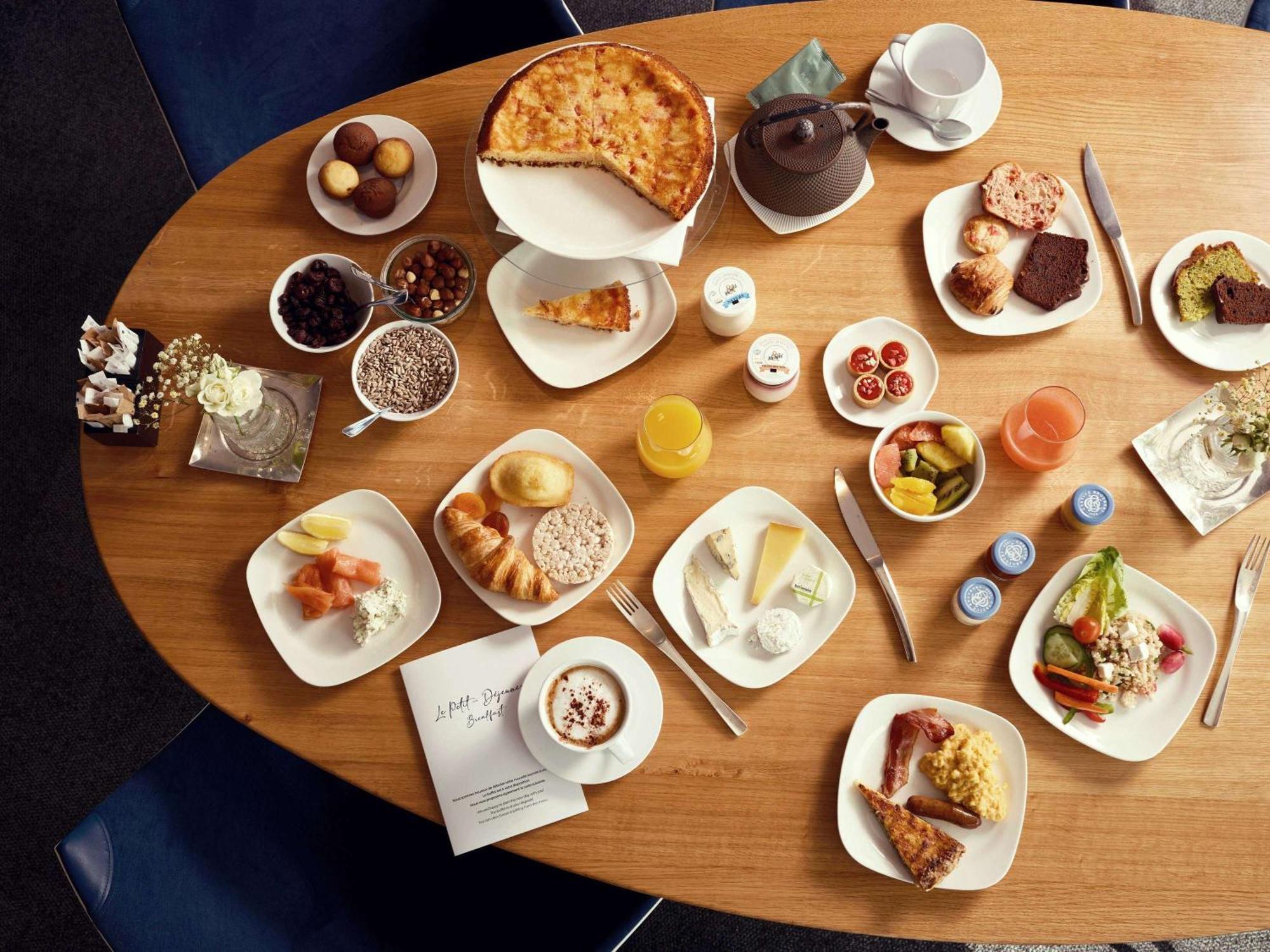 Готель Sofitel Lyon Bellecour Екстер'єр фото A typical breakfast at the restaurant